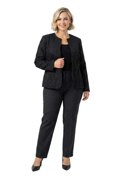 Официално черно сако за макси дами с красива релефна текстура, показано върху модел в цял ръст. Елегантна визия с прав силует без закопчаване.