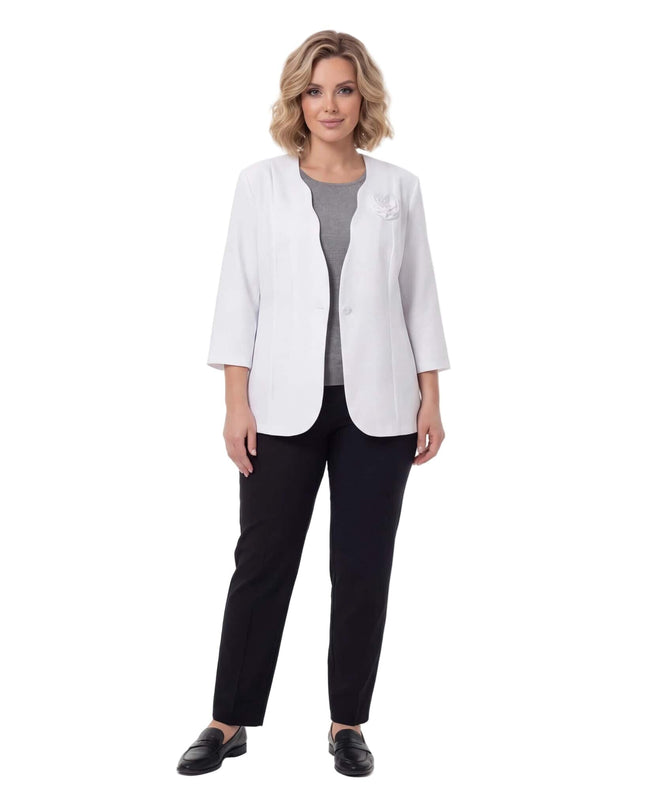 Официално дамско бяло сако с 7/8 ръкав и декоративна брошка роза на ревера. Моделът е показан в цял ръст.
