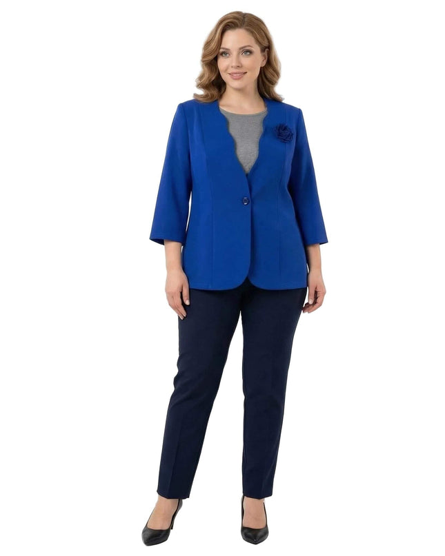 Официално дамско сако големи размери в кралскосин цвят с текстилна роза и едно копче. Кадър в цял ръст на бял фон.