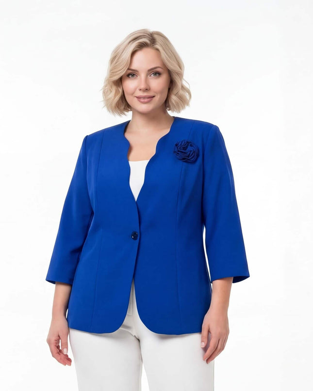 Официално дамско сако в кралскосин цвят с вълнообразно деколте и декоративна роза, заснето отпред върху модел на бял фон.