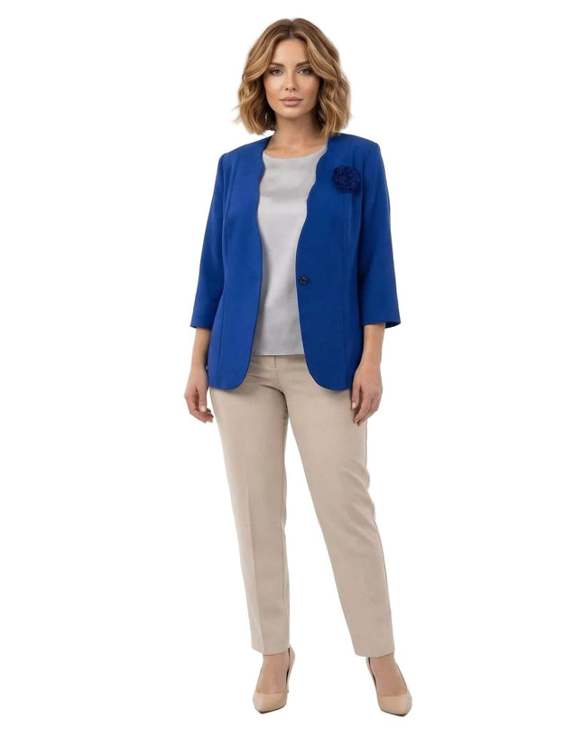 Официално дамско сако големи размери в кралскосин цвят с декоративна роза, представено върху модел в цял ръст на бял фон.