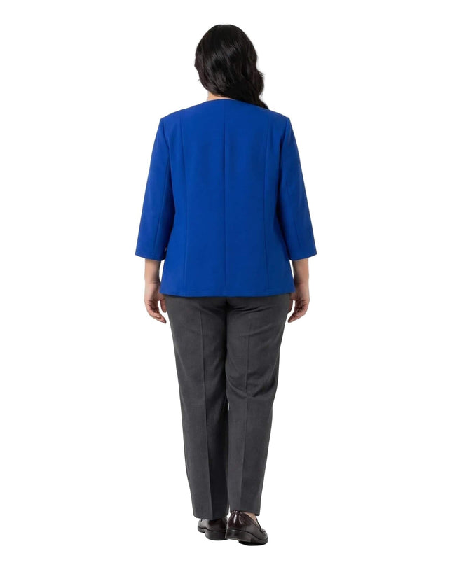 Официално дамско сако големи размери в кралскосин цвят с роза, изглед отзад, цял ръст на бял фон.