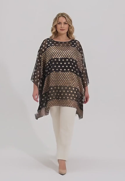 Студийно видео на неутрален фон, в което макси модел върви бавно към камерата, носейки Официална черна макси туника тип пончо с шифон на златисти точки