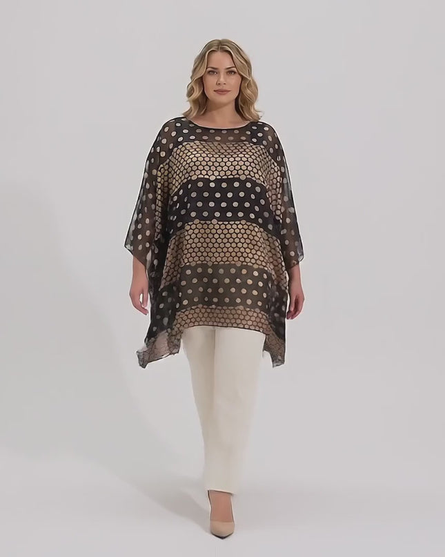 Студийно видео на неутрален фон, в което макси модел върви бавно към камерата, носейки Официална черна макси туника тип пончо с шифон на златисти точки