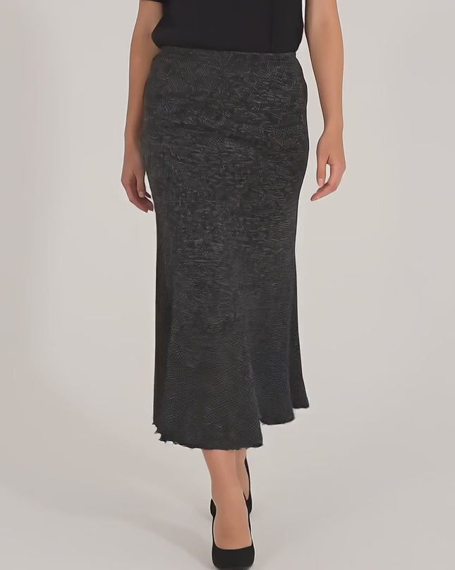 Продуктово видео в студио с неутрален фон, показващо плюс размер жена модел, която върви бавно към камерата и носи Дамска пола в големи размери - Еластична талия