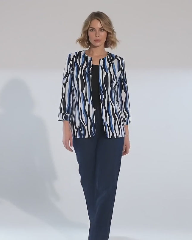 Студийно видео с неутрален фон, в което плюс сайз модел върви бавно към камерата, докато носи Дамско официално сако големи размери в бяло със сини и черни мотиви