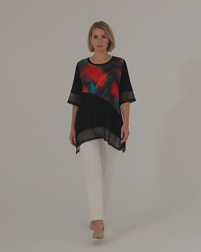 Продуктово видео в студийна среда на неутрален фон, показващо Официална черна туника големи размери с мрежа и асиметрична кройка, носена от модел, който върви бавно към камерата