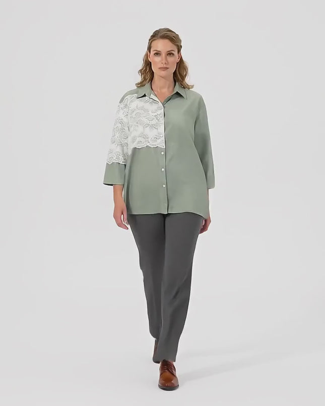 Видео в студийна среда с неутрален фон, показващо макси модел, който върви бавно към камерата, носейки Официална макси риза от лен с дантела каки