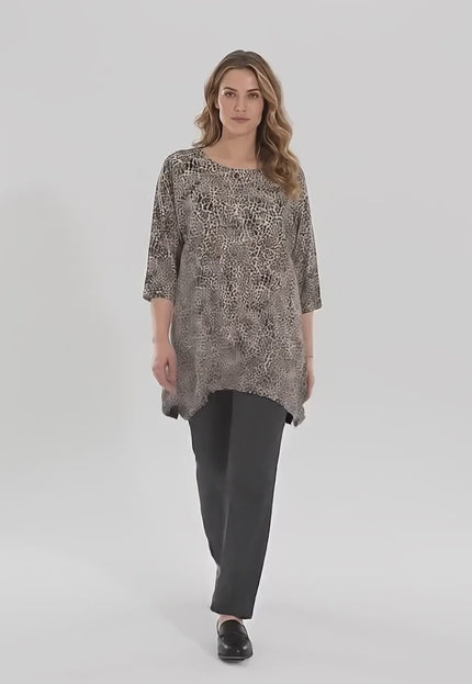 Видео презентация в студио, показваща плюс сайз модел, който върви бавно към камерата и е облечен с Ежедневна макси туника с леопардов десен и странични цепки