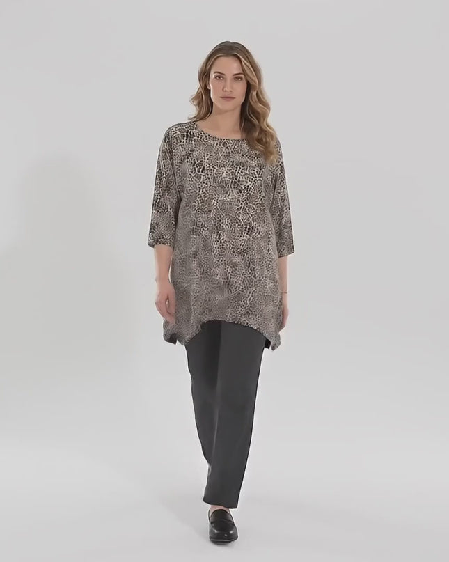 Видео презентация в студио, показваща плюс сайз модел, който върви бавно към камерата и е облечен с Ежедневна макси туника с леопардов десен и странични цепки