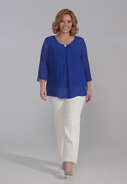 Видео на модел в студио който носи Официална разкроена туника от шифон с брошка в кралскосин цвят