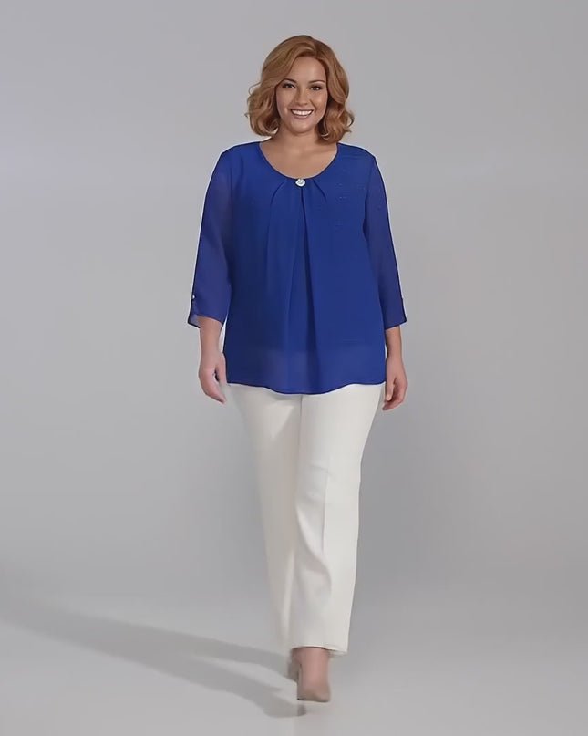 Видео на модел в студио който носи Официална разкроена туника от шифон с брошка в кралскосин цвят