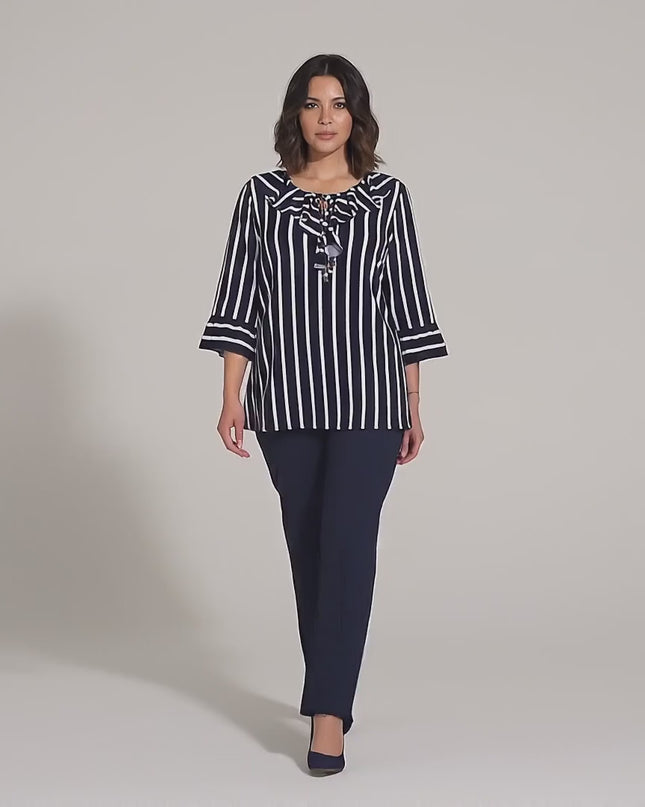 Продуктово видео заснето в студио на неутрален фон, в което плюс сайз модел върви бавно към камерата, носейки Официална макси туника на райе с връзки и 7/8 ръкав