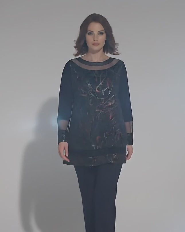 Продуктово видео в студио с неутрален фон, на което плюс сайз модел носи Официална черна туника големи размери с ефектно деколте и върви бавно към камерата