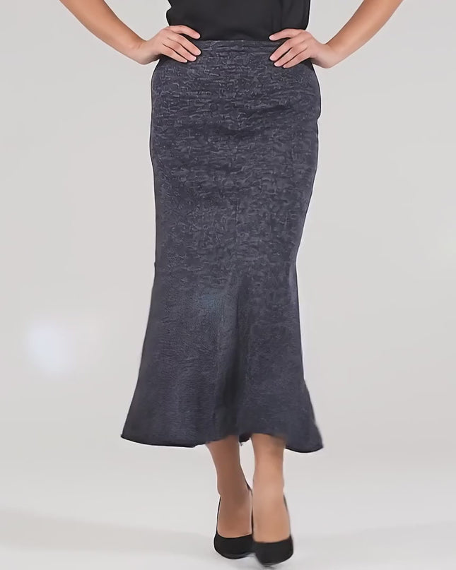 Студийно видео на плюс сайз модел, който върви бавно към камерата, облечен с Дамска тъмносиня пола в големи размери