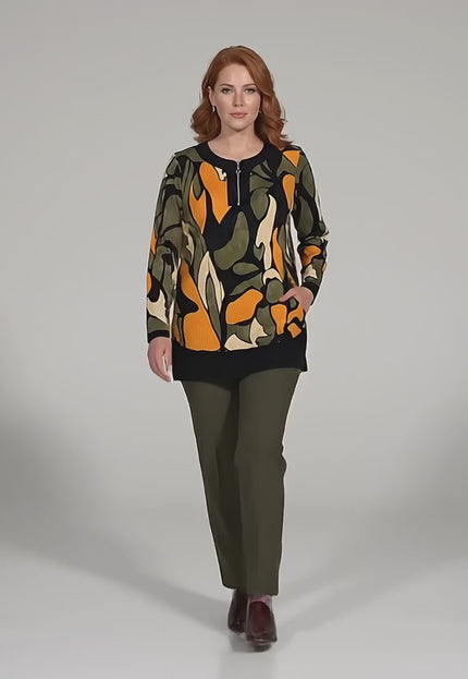 Видео на модел, представящ Официална разкроена макси туника с цип в шарен десен в студийна среда