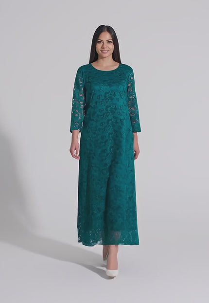 Студийно видео на неутрален фон в което плюс размер модел носи Дълга официална дантелена рокля в макси размери и се разхожда бавно към камерата