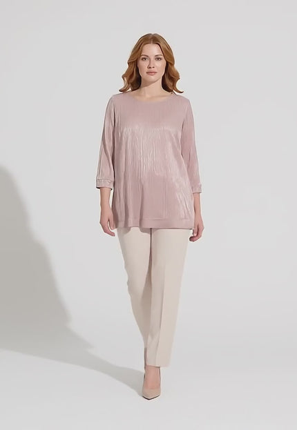 Видео презентация в студио, на която плюс размер модел върви бавно към камерата, облечена с Официална розова туника големи размери с лъскав тюл