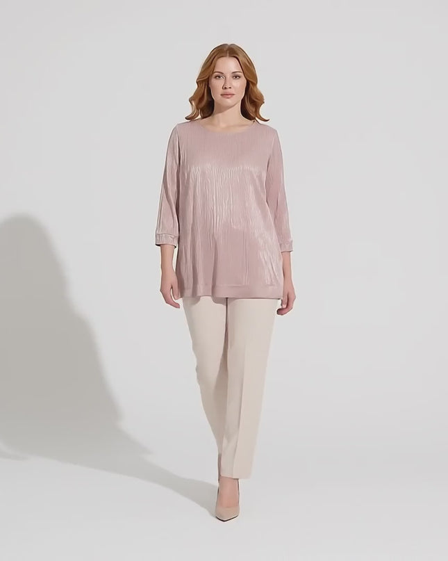 Видео презентация в студио, на която плюс размер модел върви бавно към камерата, облечена с Официална розова туника големи размери с лъскав тюл