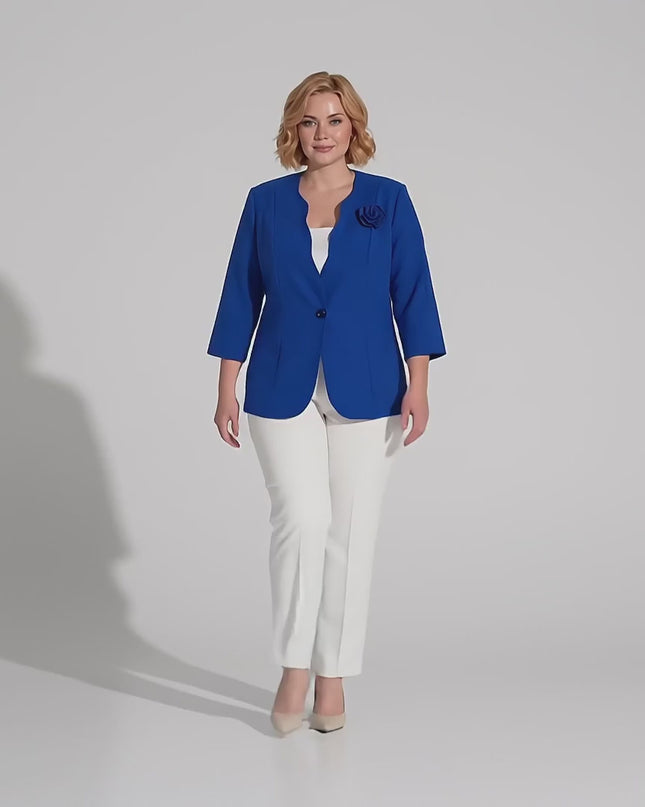 Студийно видео представяне, в което плюс сайз модел носи Официално дамско сако големи размери в кралскосин цвят с роза и се разхожда бавно към камерата на неутрален фон