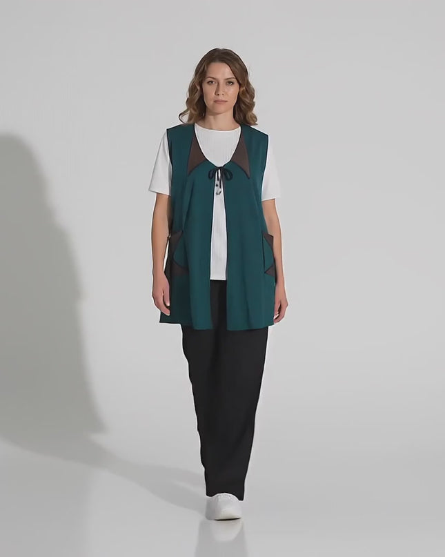 Видео на модел, представящ Дълъг разкроен макси елек в масленозелено с еко кожа и връзки в студио