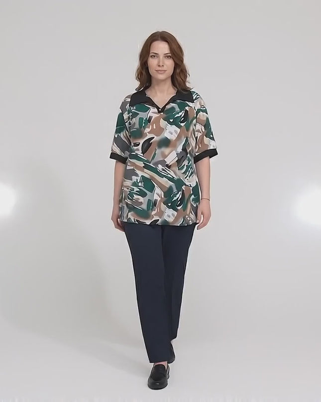 Продуктово видео в студийна среда с неутрален фон, на което плюс сайз модел върви бавно към камерата, облечен в Официална макси туника с разкроен силует и пъстър десен