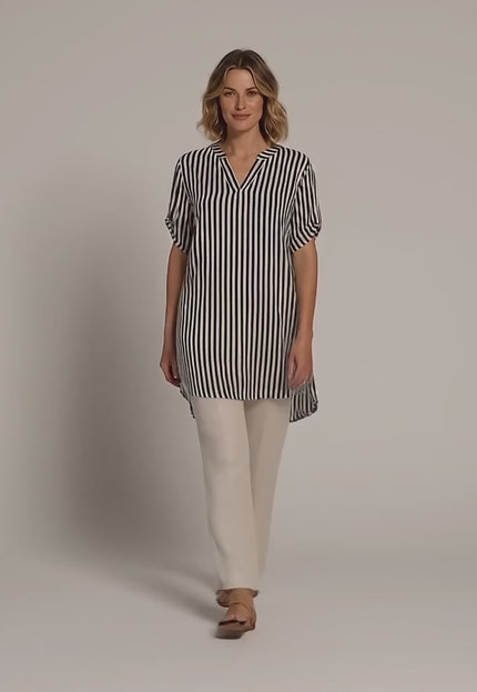 Видео представяне в студийна среда, в което модел носи Дамска дълга памучна туника големи размери с райе и върви бавно към камерата