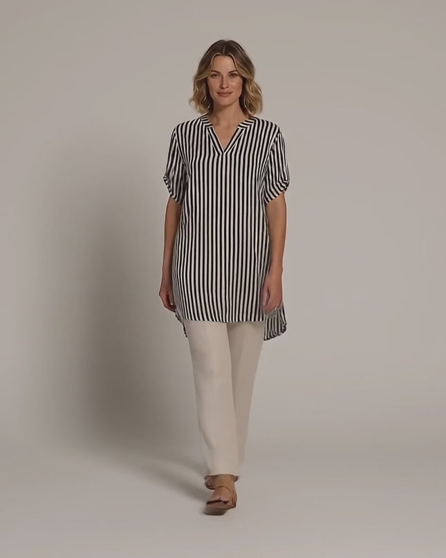 Видео представяне в студийна среда, в което модел носи Дамска дълга памучна туника големи размери с райе и върви бавно към камерата