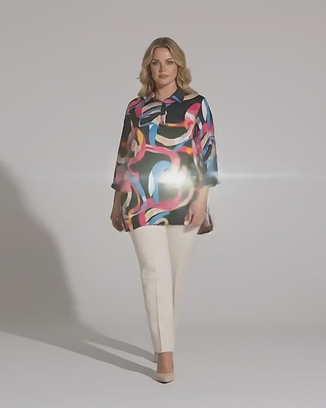 Студийно видео на неутрален фон, показващо макси модел, който върви бавно към камерата, облечен в Официална дамска макси риза с шарен десен и широки ръкави