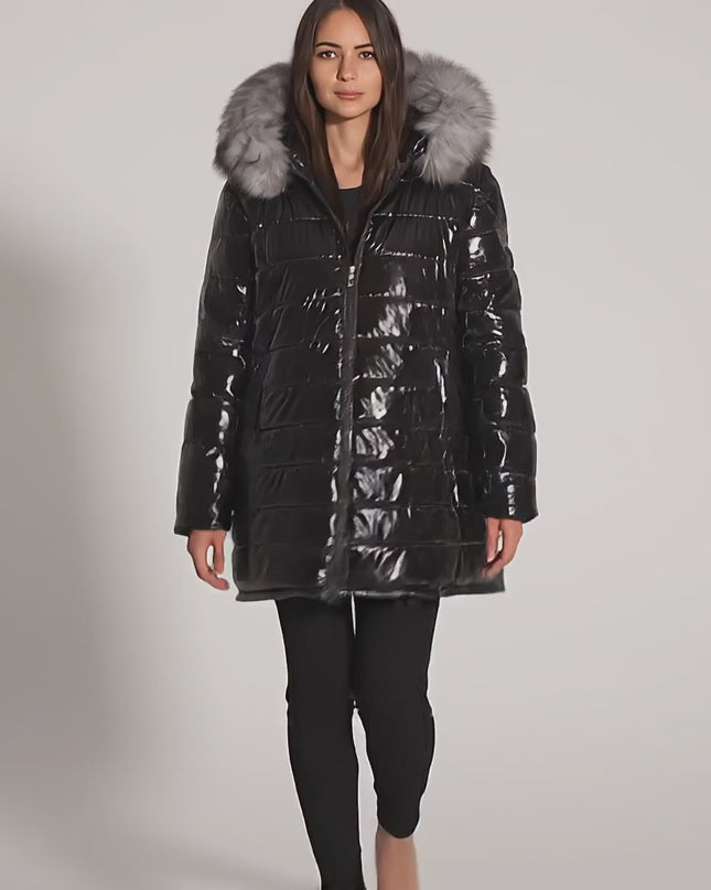 Видео на модел представящ Черно официално яке с естествен косъм на качулката в студио