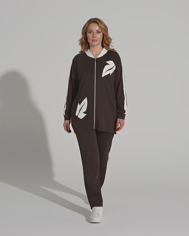 Продуктово видео в студио, показващо макси модел, който върви бавно към камерата и носи Ежедневен дамски макси комплект от две части в кафяво