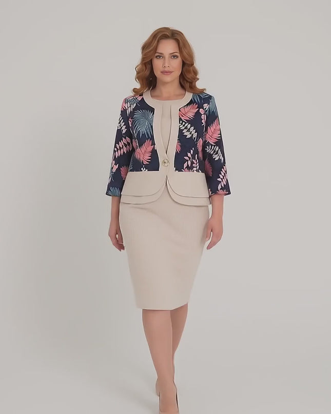 Продуктово видео в студио с неутрален фон, показващо как plus-size модел върви бавно към камерата и носи Официален комплект бежова рокля и флорално сако големи размери