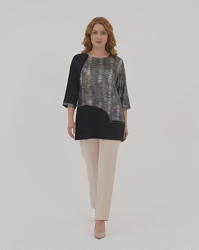 Студийно видео с неутрален фон, в което плюс сайз модел върви бавно към камерата, облечен в Черна официална макси туника със змийски принт