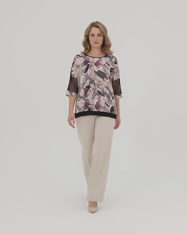 Видео представяне в студио, където плюс сайз модел носи Официална туника големи размери с мрежа и абстрактен десен и върви бавно към камерата на неутрален фон