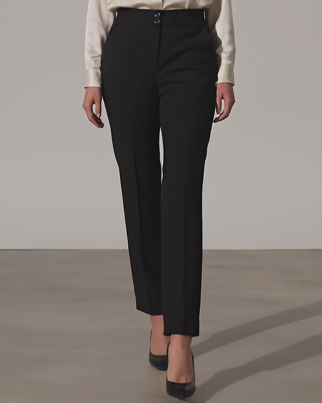 Продуктово видео в студио с неутрален фон, показващо плюс сайз модел, който върви бавно към камерата и носи Черен официален дамски панталон с еластична талия и права кройка