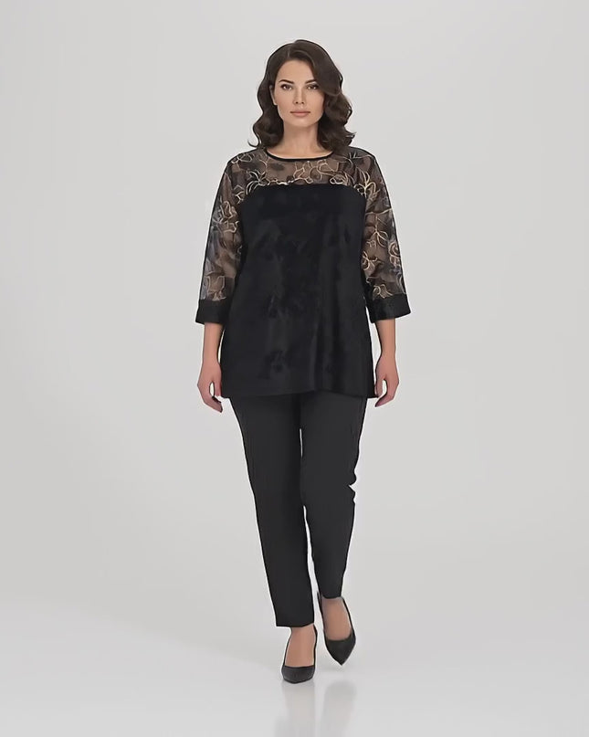 Плюс размер модел в студийна среда върви бавно към камерата, носейки Официална черна туника големи размери