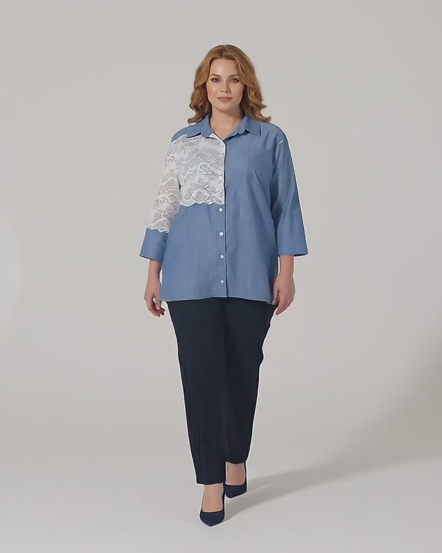 Макси модел върви бавно към камерата в студийна среда на неутрален фон, облечен с Елегантна синя макси риза от лен с дантела и 7/8 ръкав