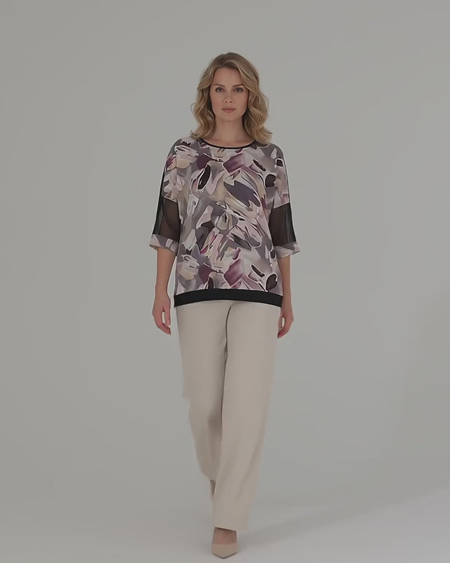 Видео в студийна среда на неутрален фон, показващо плюс сайз модел, който върви бавно към камерата, облечен с Официална туника големи размери с мрежа и абстрактен десен