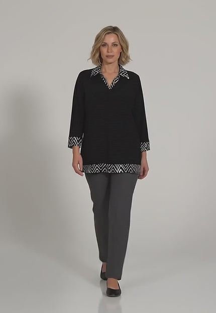 Видео представяне на Официална черна туника с яка и маншети големи размери върху модел в студийна среда