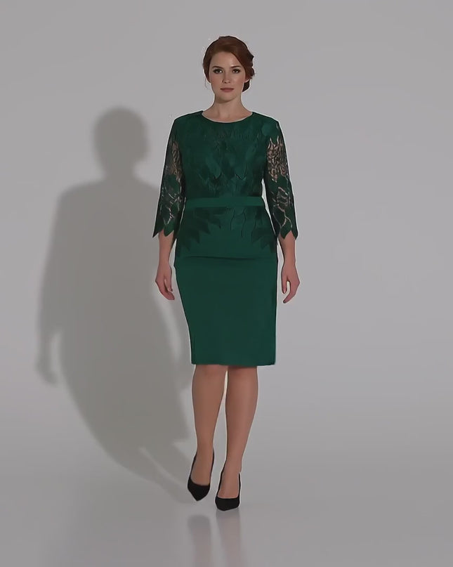 Продуктово видео в студийна среда с неутрален фон, на което макси модел върви бавно към камерата, облечена в Официална макси рокля с дантела в масленозелен цвят