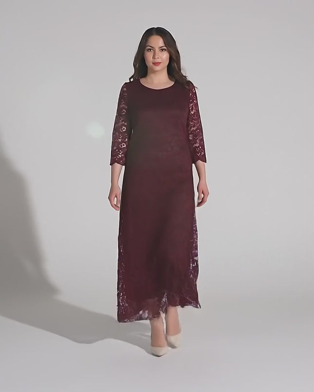 Видео представяне в студийна среда на неутрален фон, в което макси модел е облечена с Дълга официална дантелена рокля в големи размери - Бордо и върви бавно към камерата