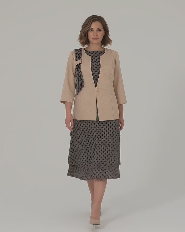 Видео представяне в студийна среда на неутрален фон, в което макси модел върви бавно към камерата, облечена в Официален дамски костюм с рокля и сако в бежово