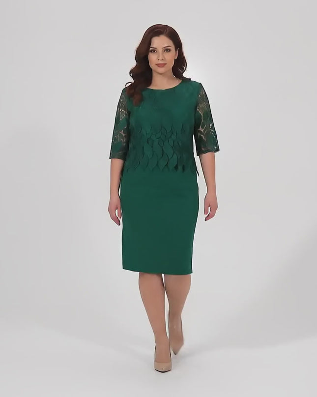 Видео представяне в студио с неутрален фон където макси модел носи Официална макси рокля с дантела и върви бавно към камерата