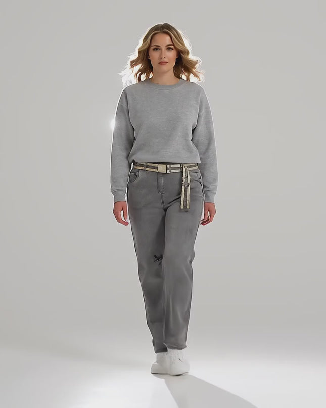 Видео представяне на неутрален фон в студийна среда, в което макси модел върви бавно към камерата, облечена със Сиви ежедневни макси дънки с права кройка и ластик