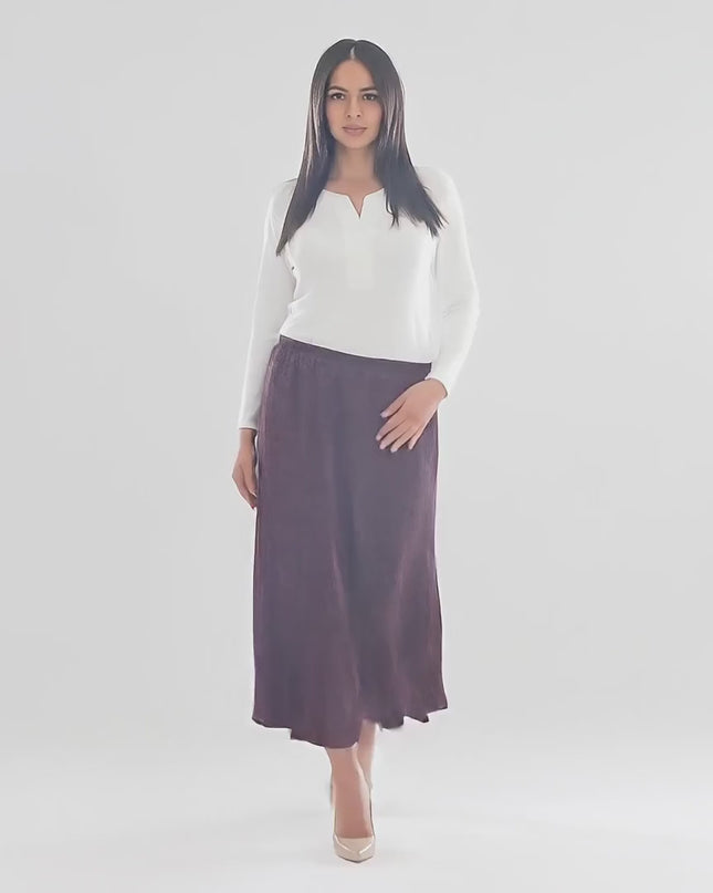 Видео в студийна среда на неутрален фон, показващо макси модел, който върви бавно към камерата, облечен със Зимна макси пола до глезена в бордо – Големи размери