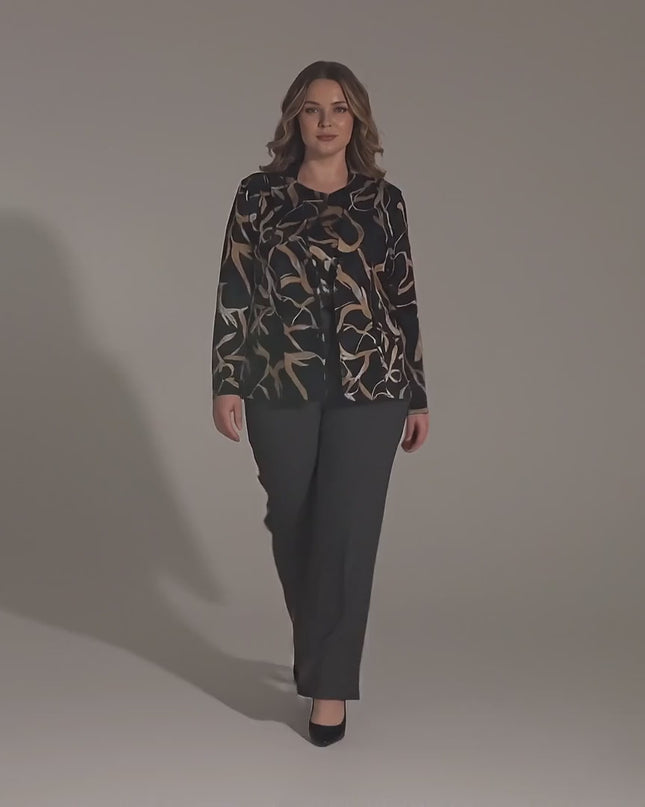 Видео в студийна среда с неутрален фон, на което макси модел носи Елегантно черно макси сако с абстрактен десен и копчета и върви бавно към камерата