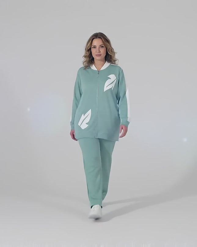 Продуктово видео в студийна среда, в което макси модел върви бавно към камерата на неутрален фон, облечена в Дамски макси комплект от две части в светлозелено с елементи от еко кожа