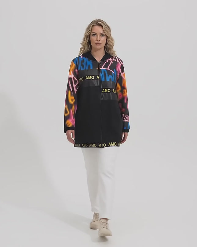 Видео в студийна среда, показващо макси модел, която върви бавно към камерата, облечена в Черен макси дамски жакет с качулка и ефектен принт