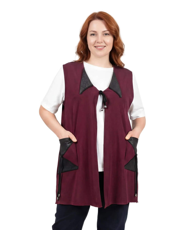 Разкроен макси елек в цвят бордо с черни елементи от еко кожа на реверите и джобовете, вид отпред на бял фон