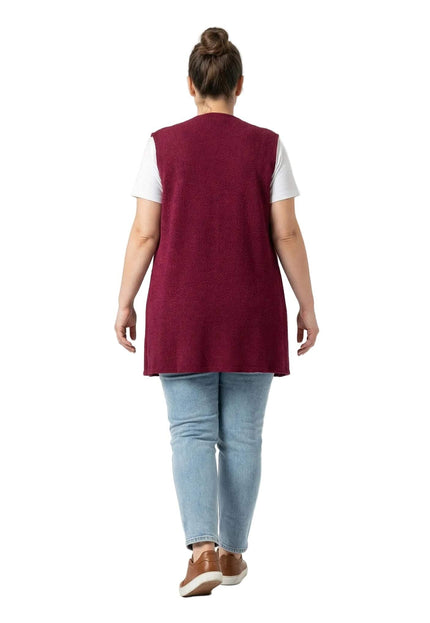 Разкроен макси елек в цвят бордо, представен в гръб върху модел на бял фон. Вижда се изчистеният дизайн на гърба и удобната дължина, покриваща ханша.